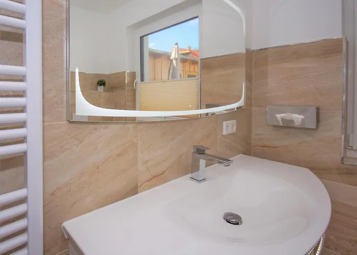 Haus Meeresleuchten Mit Sauna- Und Erlebnisbadnutzung * Sellin (Rugen)